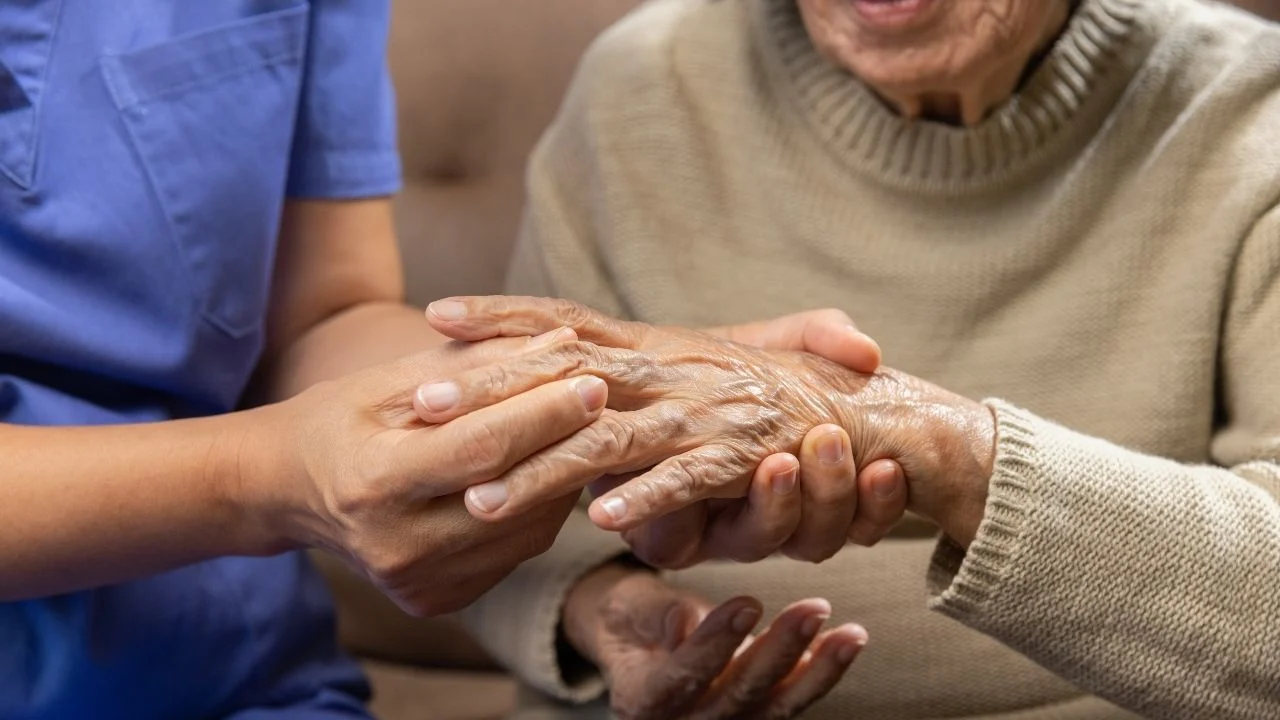 पायात, हातात सूज व दुखणे: संधीवात (Rheumatoid Arthritis) मात करण्याचे ११ घरगुती उपाय