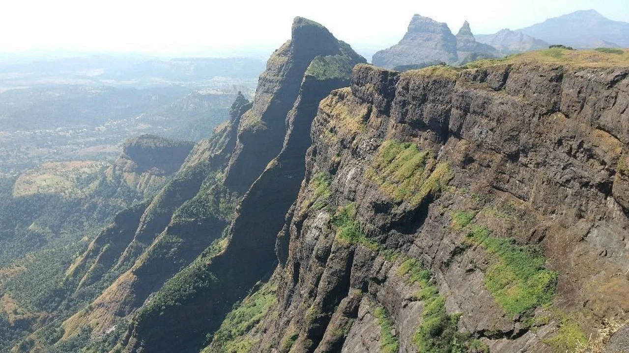 मुंबईतील पावसाळ्यातील बेस्ट Mumbai Trekking Spots 2025! Harishchandra Gadh Fort