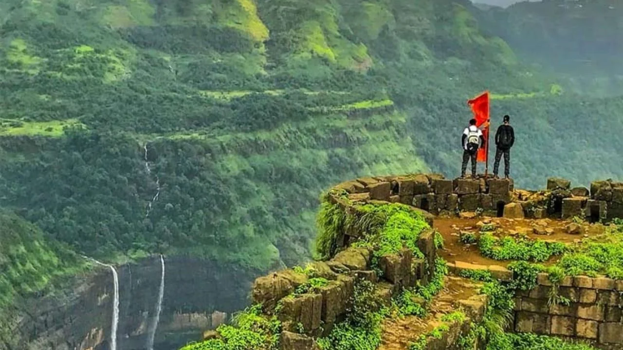 मुंबईतील पावसाळ्यातील बेस्ट Mumbai Trekking Spots 2025! Kalsubai Travel 2025