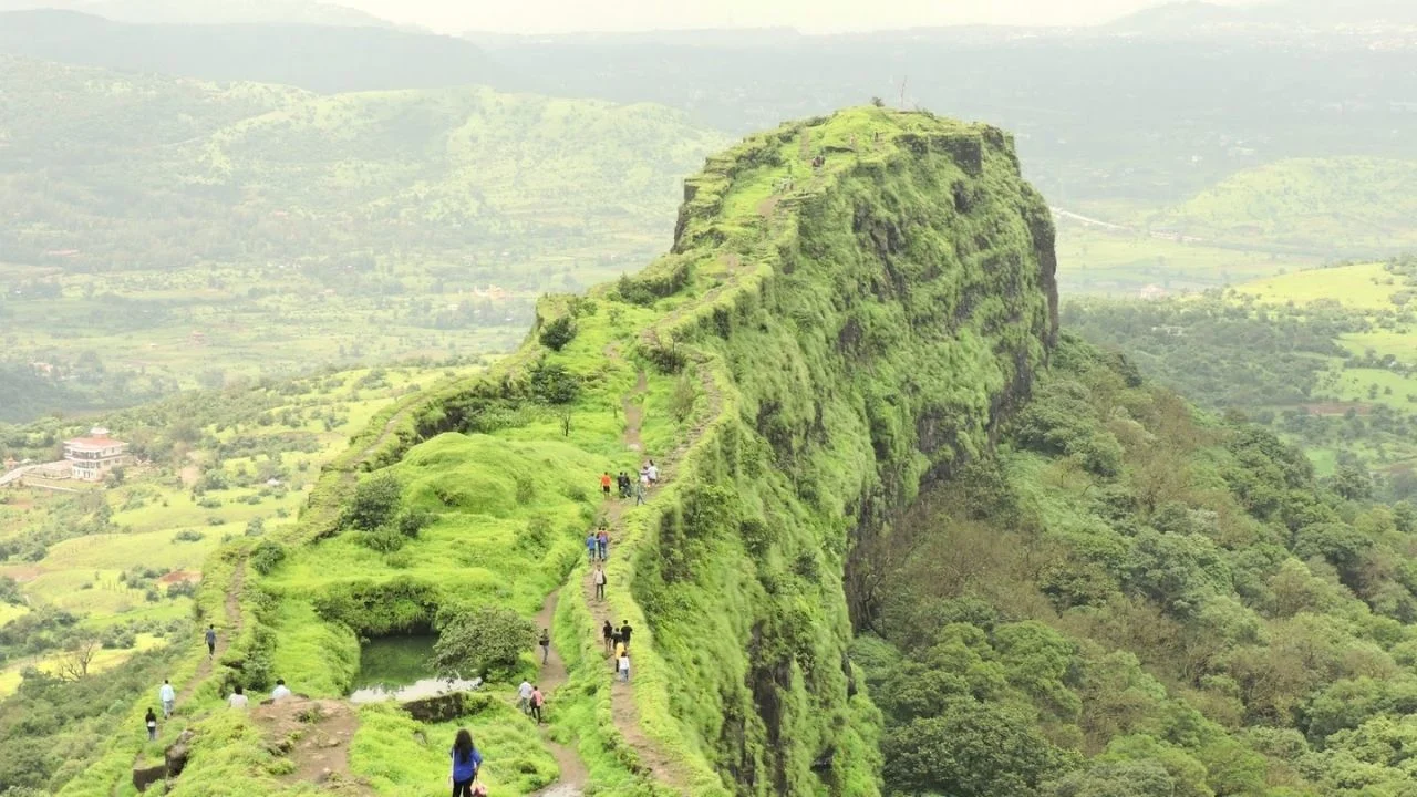 मुंबईतील पावसाळ्यातील बेस्ट Mumbai Trekking Spots 2025! Lohgadh Fort Travel 2025
