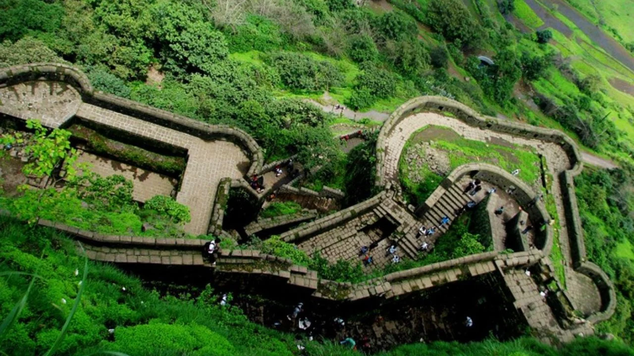 मुंबईतील पावसाळ्यातील बेस्ट Mumbai Trekking Spots 2025! Mumbai Trekking Spots 2025 Rajmaji Killa